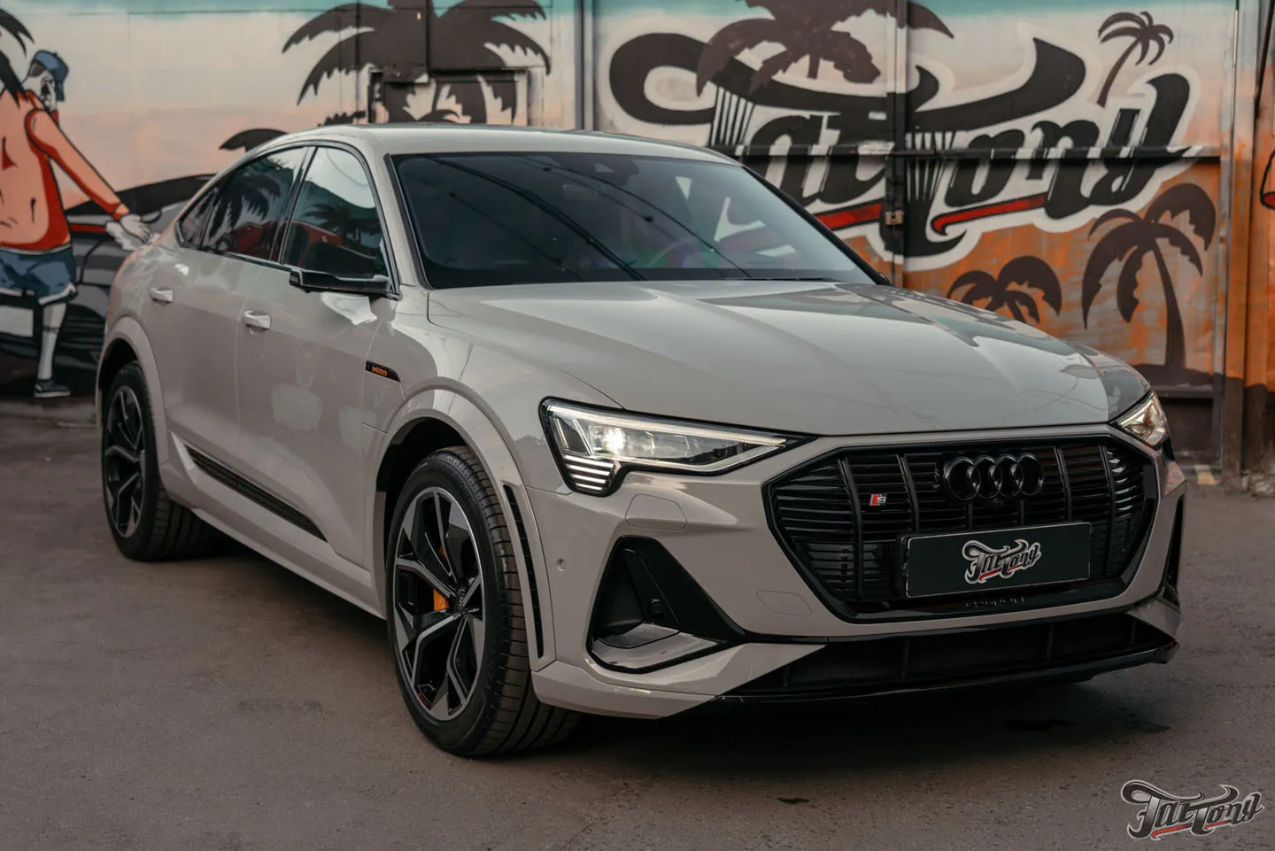 Оклеили Audi e-tron S глянцевым полиуретаном и сделали фирменный Шиномонтаж на вибростенде